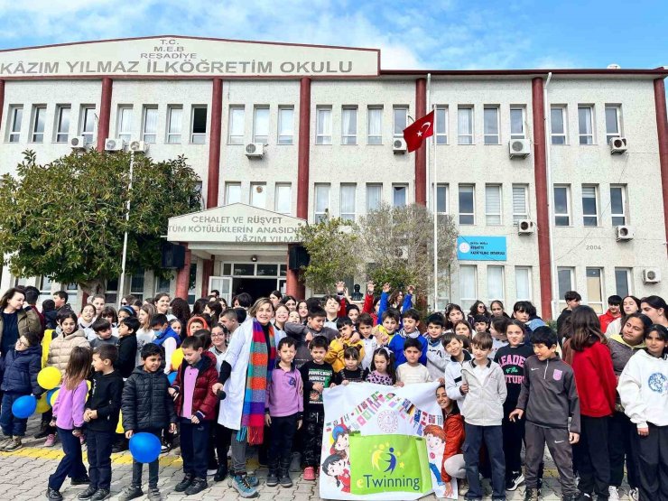 Datça’da öğrencilerden ’20. yıl’ kutlaması