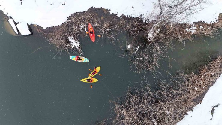 Beyaza bürünen Fatsa Gaga Gölü, kanolarla renklendi