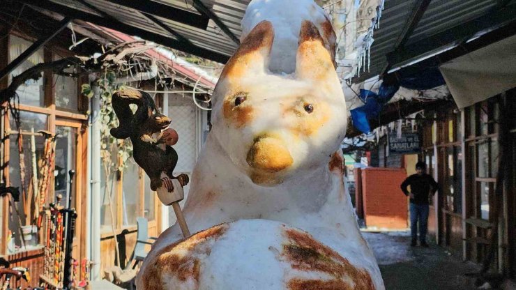 Baston ustasının kardan sincabı görenleri hayran bıraktı