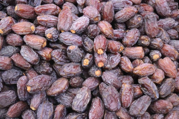 İftar sofralarının vazgeçilmezi hurma her keseye uygun fiyatıyla alıcı buluyor