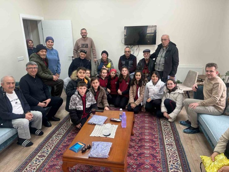 75. Yıl Ortaokulu öğrencilerinden huzurevi sakinlerine anlamlı ziyaret