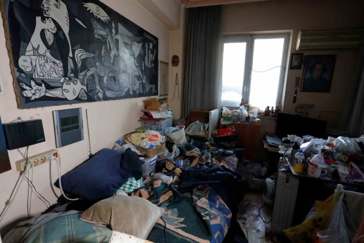 Antalya’da vefat eden adamın evinden 2 kamyon çöp çıktı