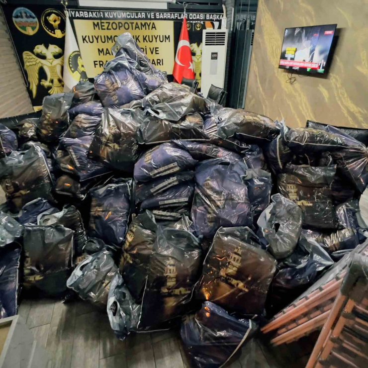 Diyarbakır Kuyumcular ve Sarraflar Odası kız çocuklarına yardımda bulundu