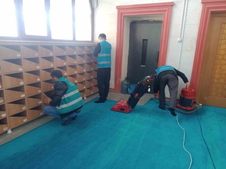 Hakkari’de yükümlüler cami temizledi