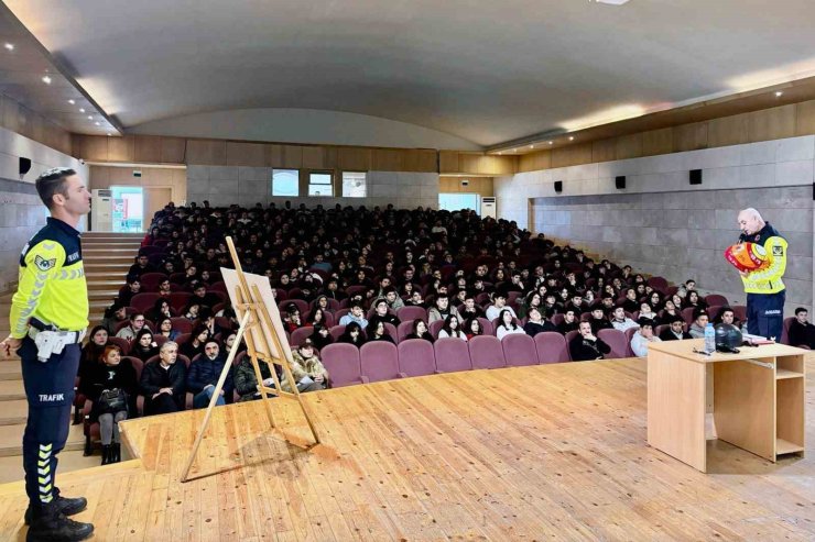 Muğla Jandarmasından öğrencilere kask ve koruyucu ekipman bilgilendirmesi