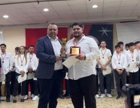 Manisalı kuaförler Kütahya’dan iki kupa ile döndü