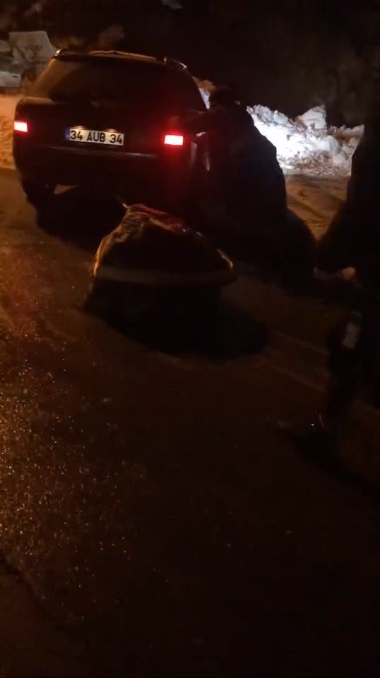 Karayolunu kapatan kayayı aracıyla çekerek yolu trafiğe açtı