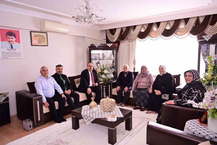 Vali Canbolat, ilk şehit öğretmen Akar’ın ailesine misafir oldu
