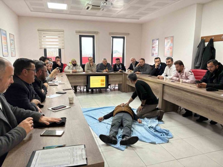 Temel ilk yardım eğitimleri veriliyor