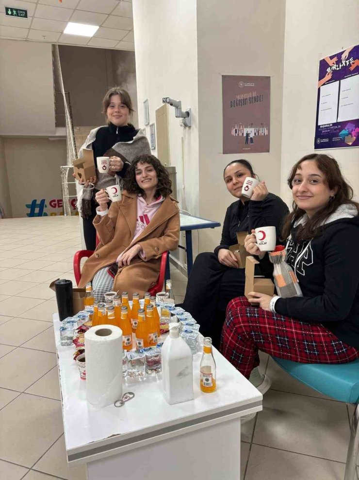 Üniversite öğrencileri kan bağışında bulundu