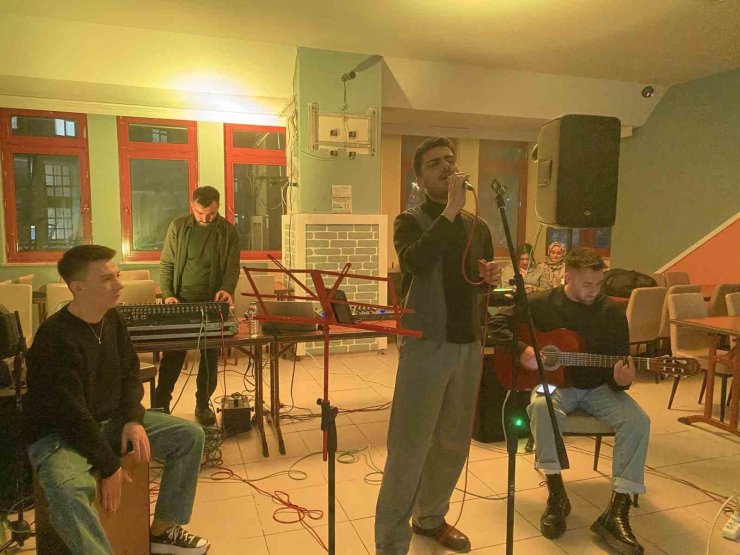 Üniversite öğrencilerine mini konser