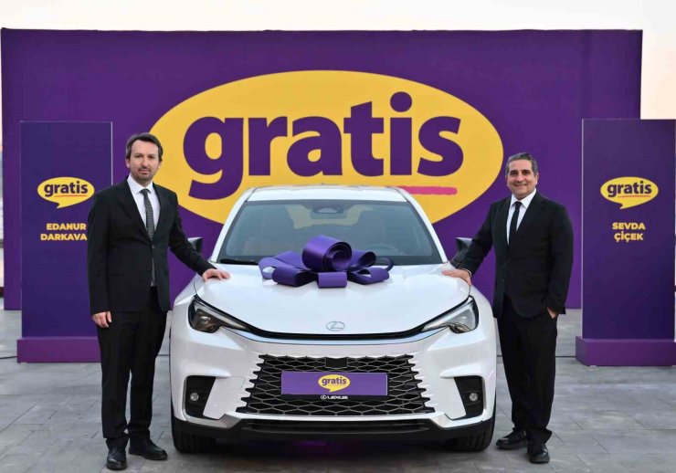 Gratis’in 15’inci yılına özel kampanyasıyla otomobil kazanan 15 talihli ödüllerine kavuştu