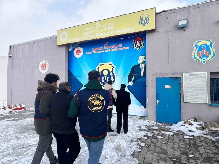 Kars’ta haklarında hapis cezası olan 2 kişi yakalandı