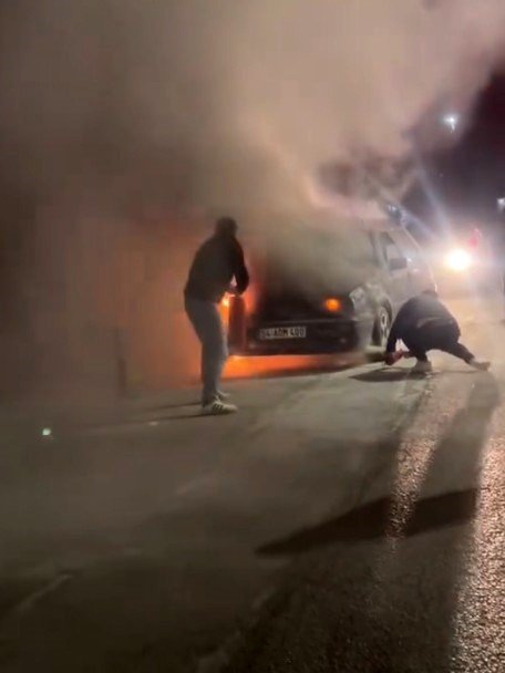 Otomobil alev alev yandı: Vatandaşlar yangın tüpleriyle koştu