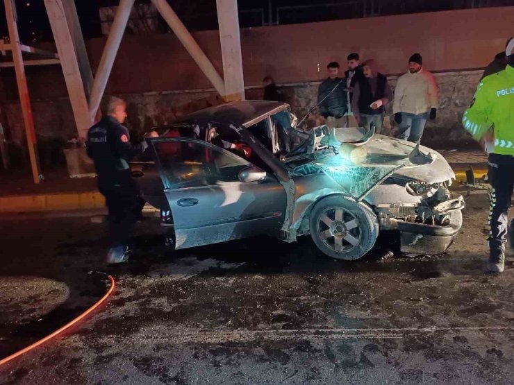Şanlıurfa’da üst geçidin ayağına çarpan otomobilin sürücüsü öldü