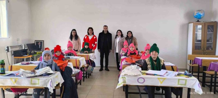 Beytüşşebap’ta çocuklara atkı ve bere dağıtıldı