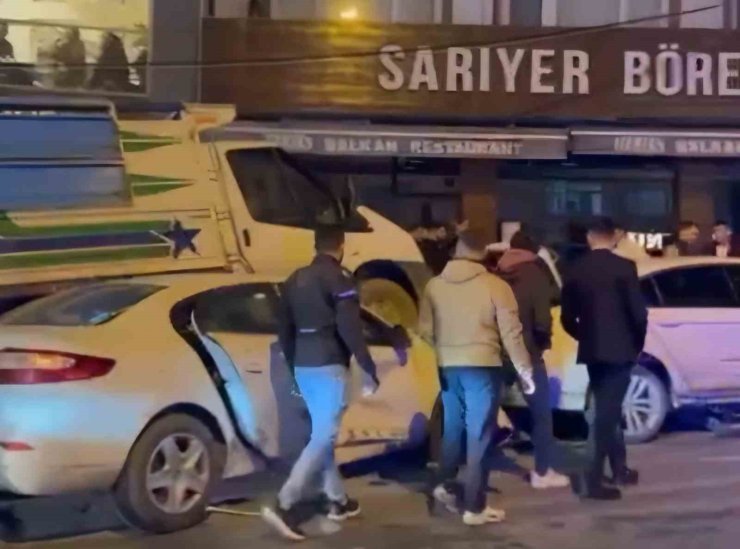 Arnavutköy’de polis memurunun yaralandığı kaza kamerada