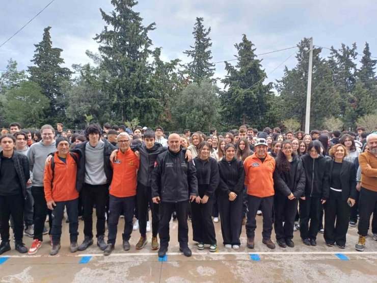 Datça’daki okulda deprem tahliye tatbikatı yapıldı