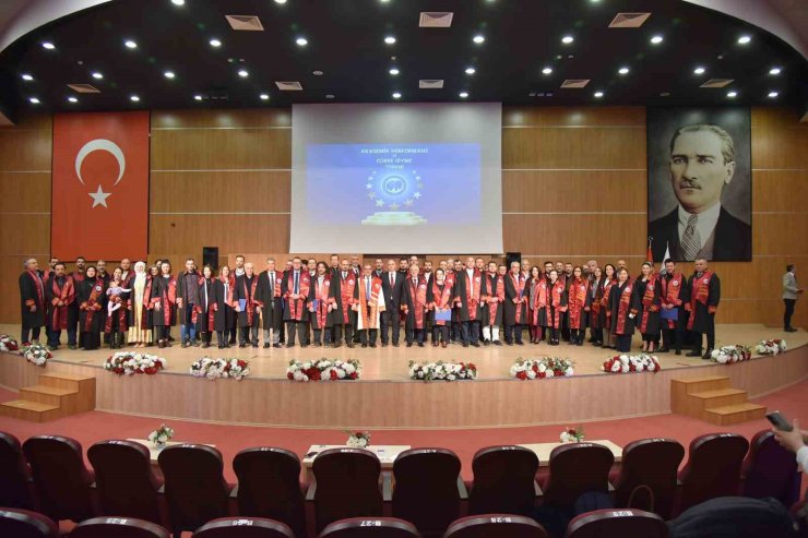 KMÜ’de akademik performans ve cübbe giyme töreni