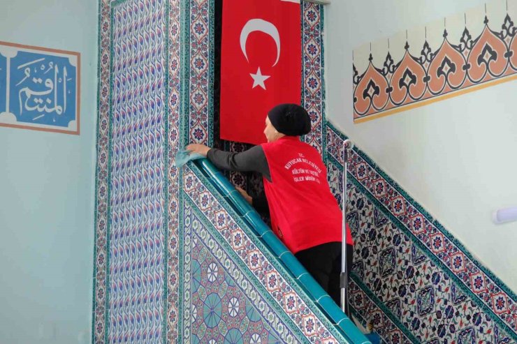 Kuyucak Belediyesi Ramazan öncesi camilerde temizlik çalışması yaptı