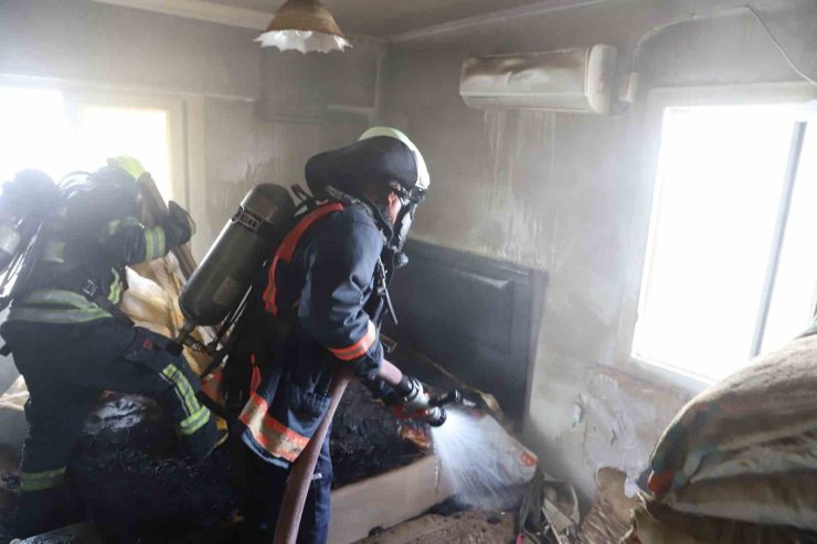 Mersin’de ev yangını itfaiyenin müdahalesiyle söndürüldü