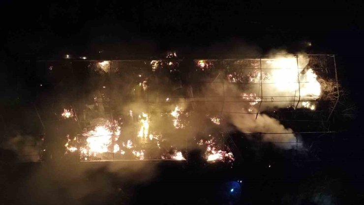 Mersin’de çiftlik yangını geceyi aydınlattı