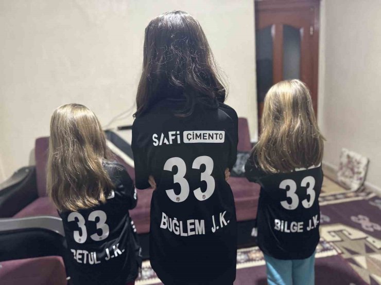 Beşiktaşlı baba takımına olan sevgisini kızlarının isimlerinde yaşatıyor