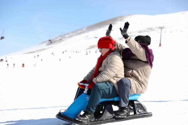 Özel bireylere kar gezisi