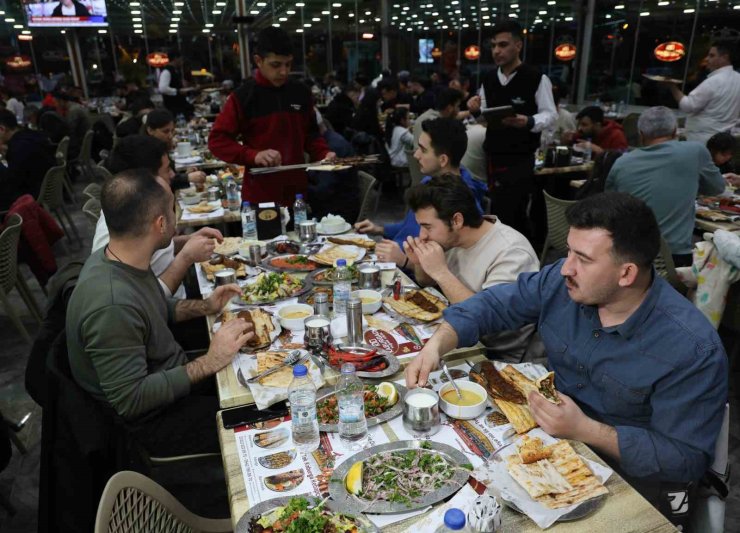 Adana’da ilk iftarda kebapçılar doldu taştı