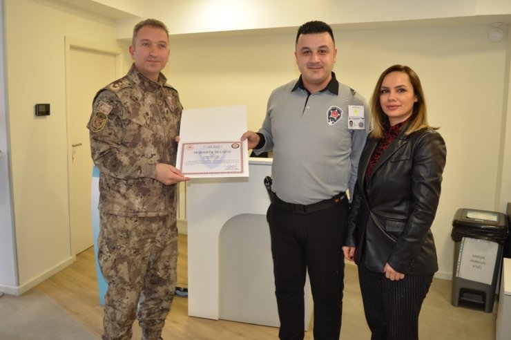 Emekli öğretmeni dolandırılmaktan kurtaran banka güvenlik görevlisine Amasya Emniyet Müdürlüğünden teşekkür