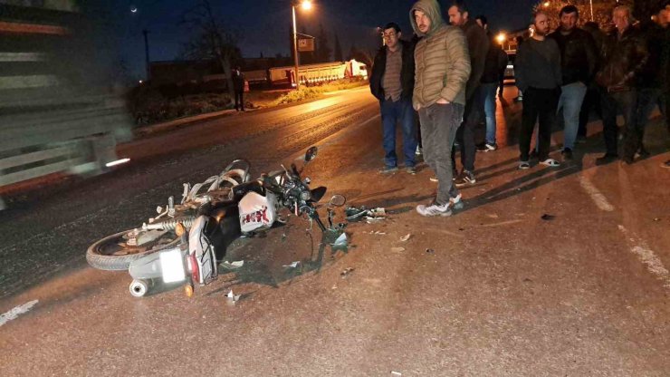 Bursa’da motosiklet otomobile çarptı: 3 yaralı