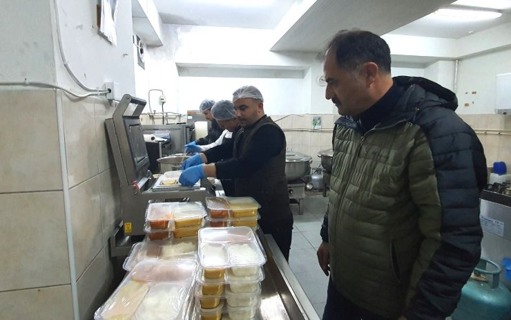 Demirci’de ihtiyaç sahibi vatandaşların evlerine iftar servisi