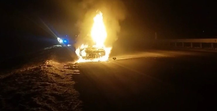 Erzincan’da Fiat Tofaş araç alev alev yandı