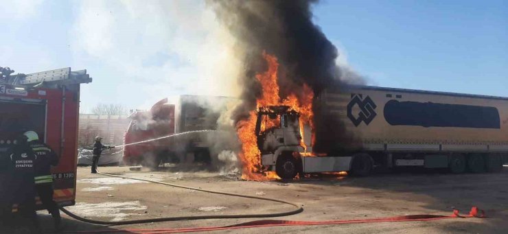 Bir tırda çıkan yangın yandaki 2 tıra daha sıçradı