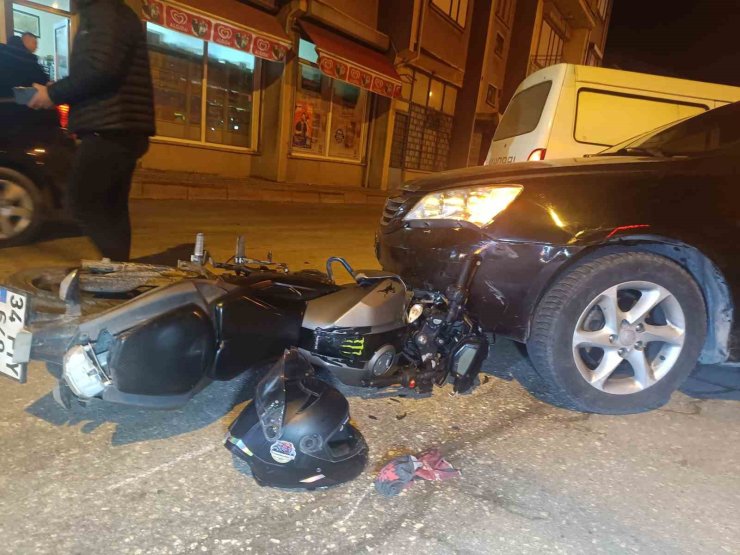 Motosiklet otomobilin altına girdi: 1 yaralı