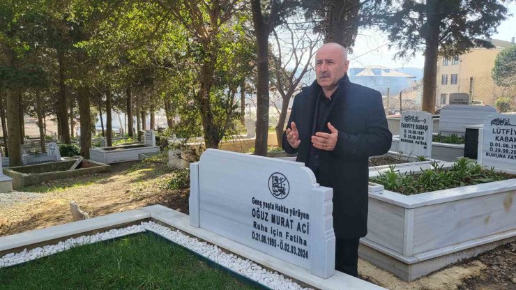 Oğlu Oğuz Murat Aci’nin ölüm yıl dönümünde mezarı başında dua eden baba Aci: "İlk günkü gibi yaramız tazelendi, yüreğimiz yanıyor"