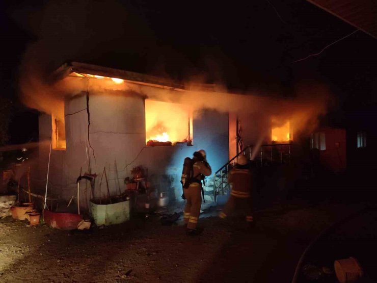 Dörtyol’da müstakil ev alevlere teslim oldu