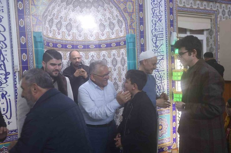 Başkan Büyükkılıç, teravih namazında Esenyurt sakinleriyle buluştu