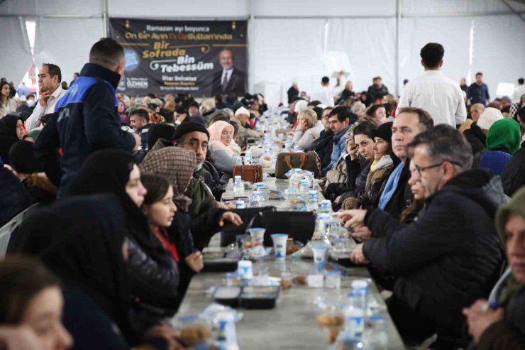 Binlerce vatandaş Eyüpsultan’da dev iftar sofrasında buluşuyor