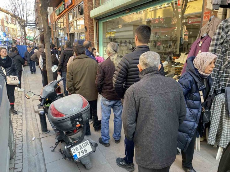 Fırınların önünde metrelerce pide kuyruğu oluştu