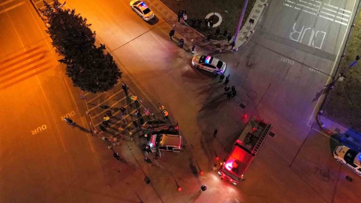 Karaman’da hafif ticari araçla çarpışan otomobil yan yattı: 4 yaralı