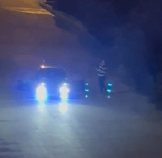 Sahur vaktinde otomobilin kapılarını açtı, yüksek sesli müzikle mahalleliyi ayağa kaldırdı