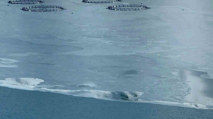 Yüzen adaların yer aldığı Çat Barajı dondu