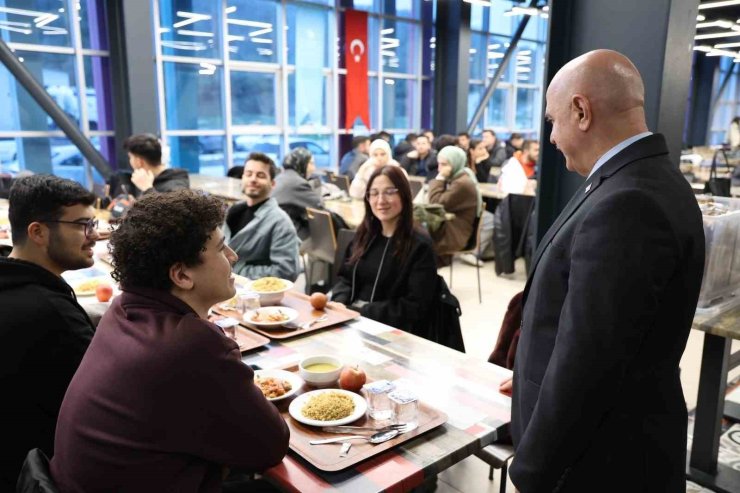 Rektör Sözbir öğrencilerle iftar yaptı
