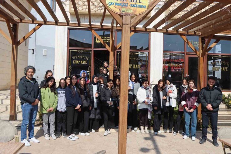 Kitap kafe ile gençlere eğitim desteği