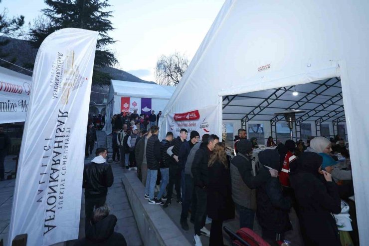 Afyonkarahisar Valiliği’nin iftar sofraları kentin 3 noktasında kuruluyor