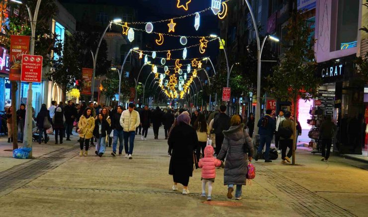 Çark Caddesi’nde Ramazan ayı için özel tasarımlı ışıklandırmalarla süslendi
