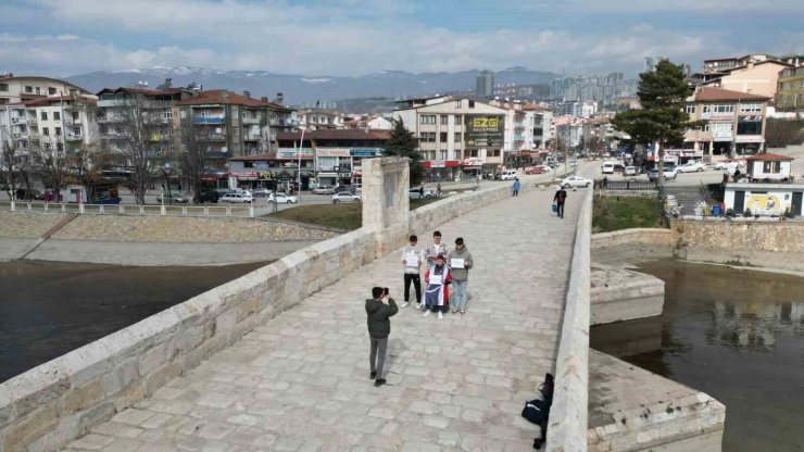 Seyyar kuaför, saç tıraşı için tercih ettiği mekanlarla dikkat çekiyor