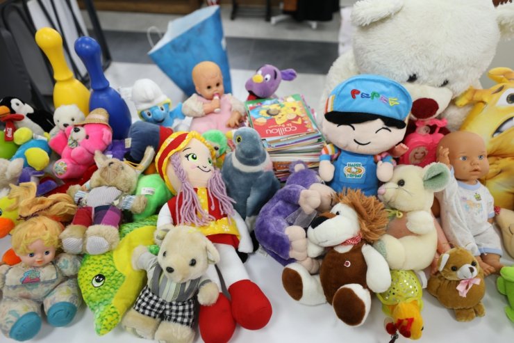 Yunusemre Belediyesi kitap ve oyuncak kampanyasına destek devam ediyor