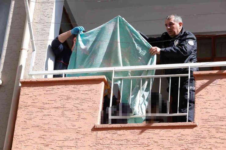 Güneşlenmek için çıktığı balkonda ölü bulundu